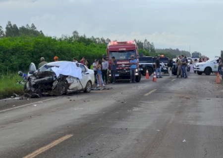 Batida frontal entre carro e caminhão deixa uma pessoa morta na BR-463