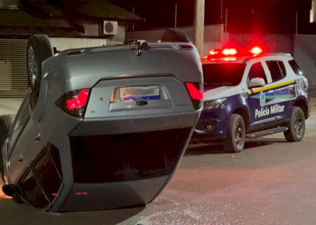 Acidente com três veículos deixa carro capotado em Ivinhema