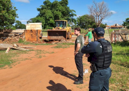 Com apoio policial, prefeitura derruba casa usada como ponto de droga e de prostituição em MS