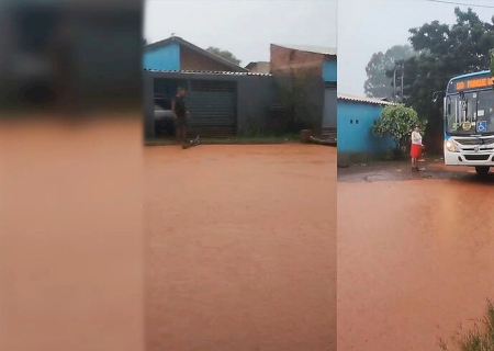 'Aqui não tem mais condições de passar', implora moradora após água invadir casa no José Teruel