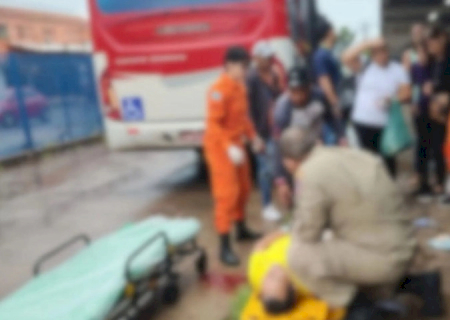 Passageiro sofre fratura exposta após ser atropelado por ônibus em terminal