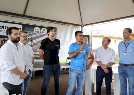Durante entrega de moradias, prefeito destaca “parcerias que realizam sonhos”