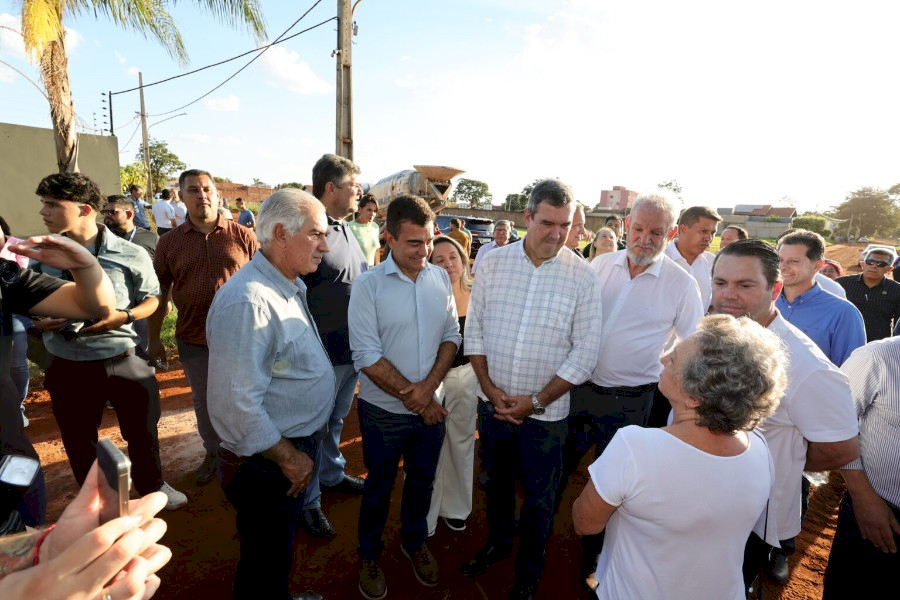 Prefeitura inicia obras de asfalto no Jardim Pelicano após 35 anos de espera