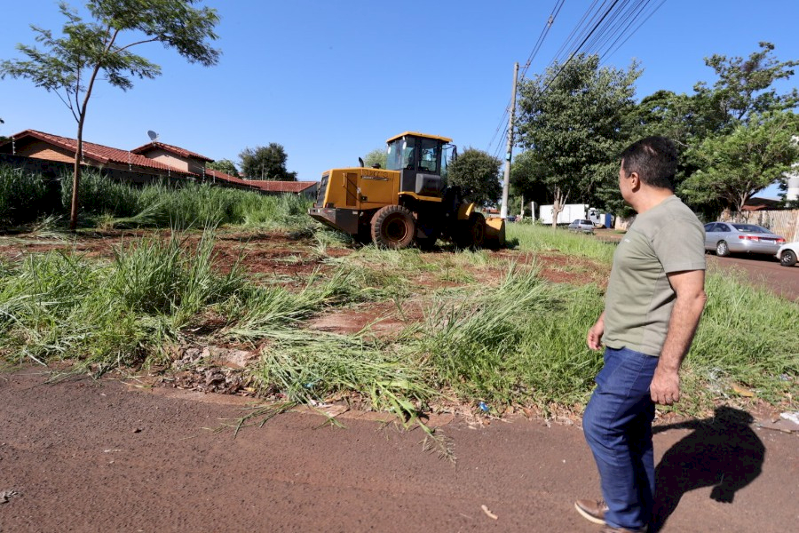 Prefeitura inicia limpeza de terrenos baldios após descumprimento de notificações