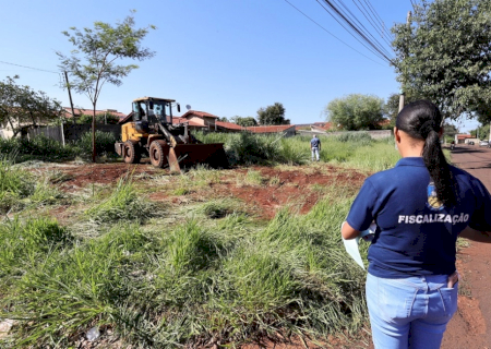 Prefeitura inicia limpeza de terrenos baldios após descumprimento de notificações