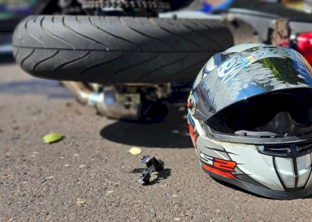 Mulher e criança ficam feridas em acidente entre carro e moto em Corumbá