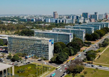 Lei reestrutura carreiras no Executivo e cria mais de 24 mil cargos