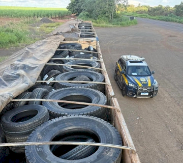 Caminhoneiro é preso com carga de pneus avaliada em quase meio milhão de reais
