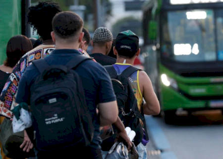 Setor de serviços cresce 0,3% em janeiro e volta ao nível recorde