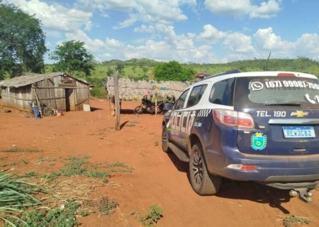 Após denúncia polícia apreende droga e arma de fogo artesanal