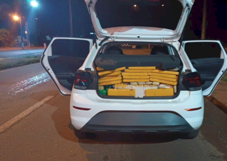 Polícia intercepta VW Polo carregado com maconha e haxixe em Dourados