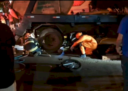 Acidente deixa vítimas sob caminhão em resgate de aproximadamente 40 minutos