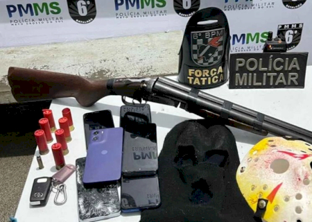 Com máscara do 'Jason', homem é preso acusado de tentar sequestrar crianças ameaçando com arma