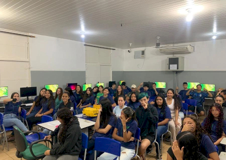 Ação do Março Lilás leva conscientização a estudantes