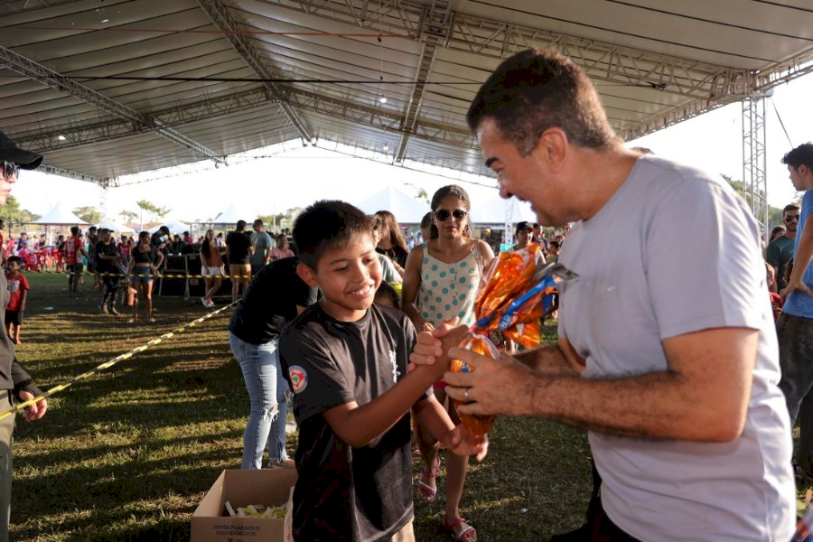 Festa da Páscoa atrai multidão e encerra com entrega de 2,5 mil ovos de chocolate
