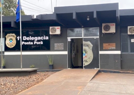 Muher tem carro roubado por 2 homens ao tentar trocar pneu na fronteira