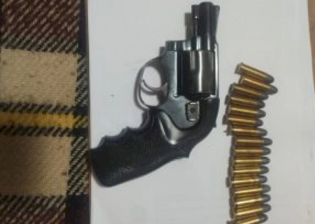 Relações marcadas por histórico de violência motivam mandados e apreensão de armas