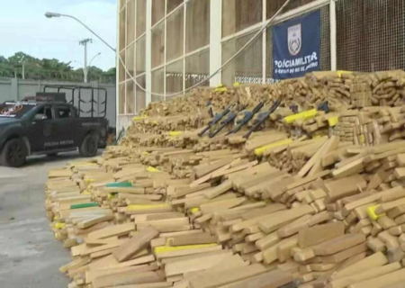 PM apreende três toneladas de drogas, fuzis e pistolas na Maré