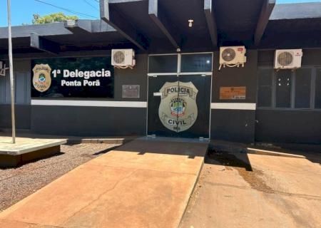 Mulher é presa por maus-tratos contra criança de 5 anos e tráfico de drogas