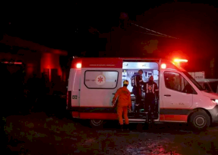 Mulher é baleada pelo marido, pula muro e consegue socorro; ele morreu após atirar contra si