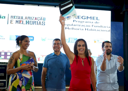 Prefeitura entrega mais 120 títulos e lança reforma inédita de 30 casas para famílias