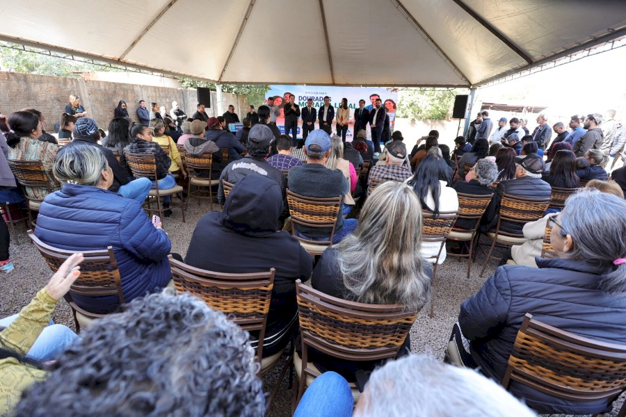 Prefeitura entrega título da casa própria para 145 famílias após décadas de espera em Dourados