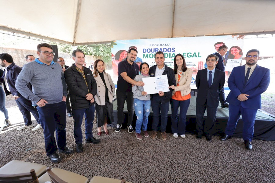 Prefeitura entrega título da casa própria para 145 famílias após décadas de espera em Dourados