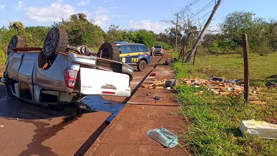 Motorista tenta fuga e capota caminhonete carregada com maconha na Via Parque