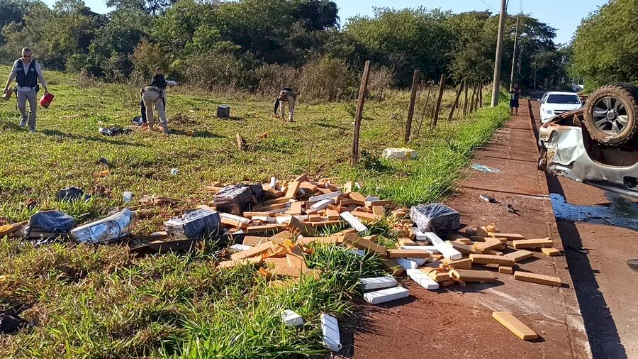 Motorista tenta fuga e capota caminhonete carregada com maconha na Via Parque