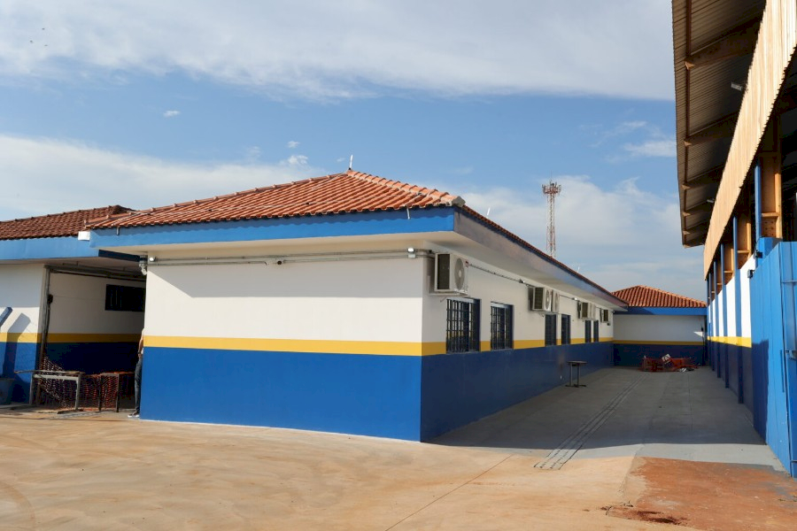 Prefeito vistoria obras de novas salas de aula na Escola Maria Conceição Angélica