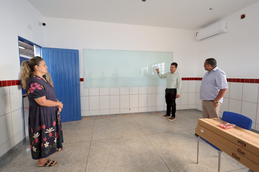 Prefeito vistoria obras de novas salas de aula na Escola Maria Conceição Angélica