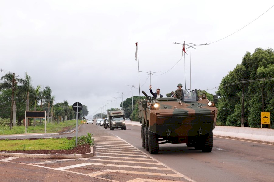 Antes de chegar à Praça Antônio João, Chama da Pátria foi acesa na 4ª Brigada de Dourados