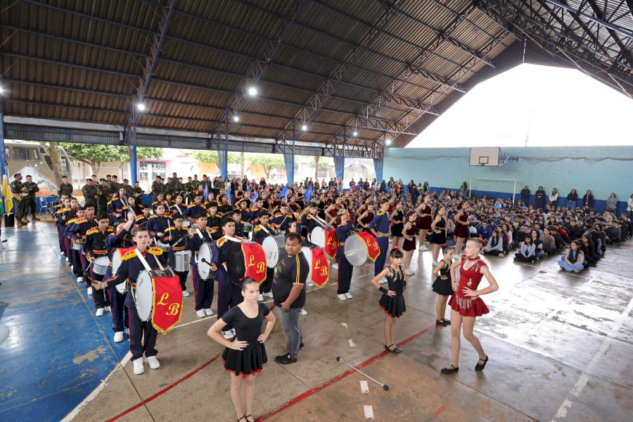 Prefeitura realiza Hora Cívica com fanfarra estudantil e Banda do Exército na Escola Loide