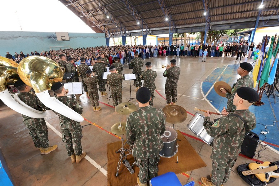 Prefeitura realiza Hora Cívica com fanfarra estudantil e Banda do Exército na Escola Loide