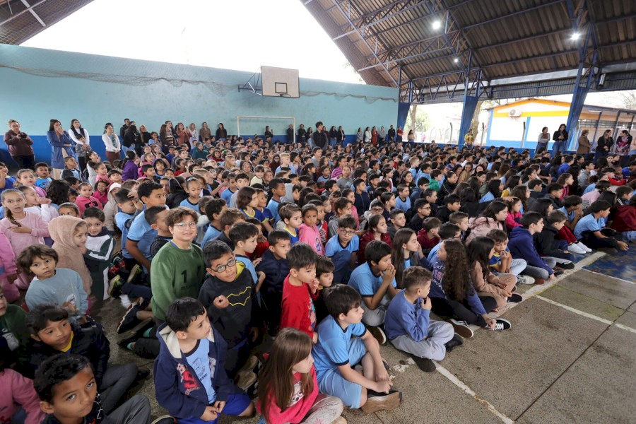 Prefeitura realiza Hora Cívica com fanfarra estudantil e Banda do Exército na Escola Loide