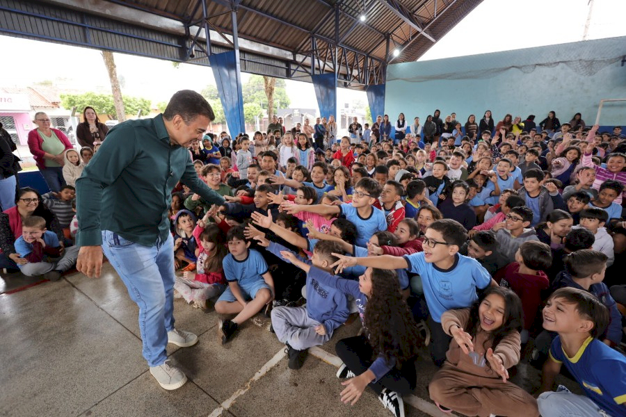 Prefeitura realiza Hora Cívica com fanfarra estudantil e Banda do Exército na Escola Loide