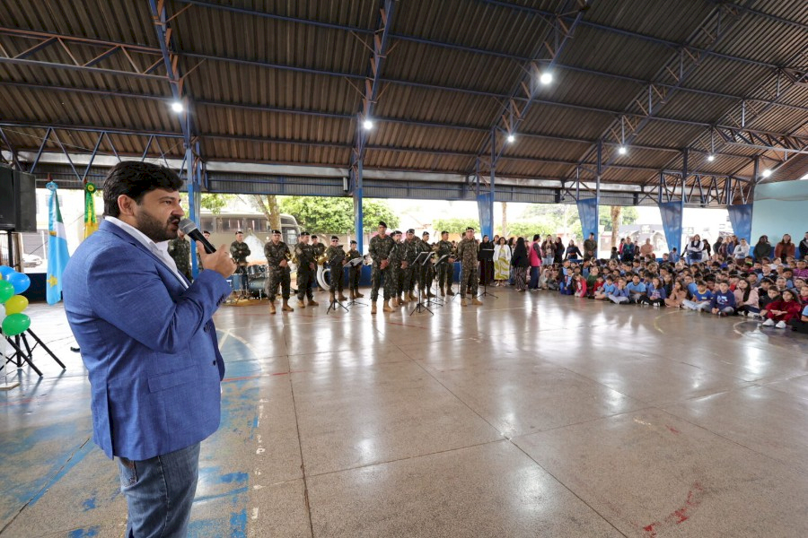 Prefeitura realiza Hora Cívica com fanfarra estudantil e Banda do Exército na Escola Loide