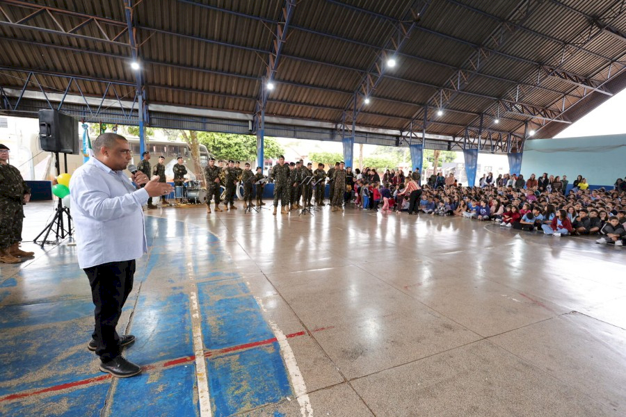 Prefeitura realiza Hora Cívica com fanfarra estudantil e Banda do Exército na Escola Loide