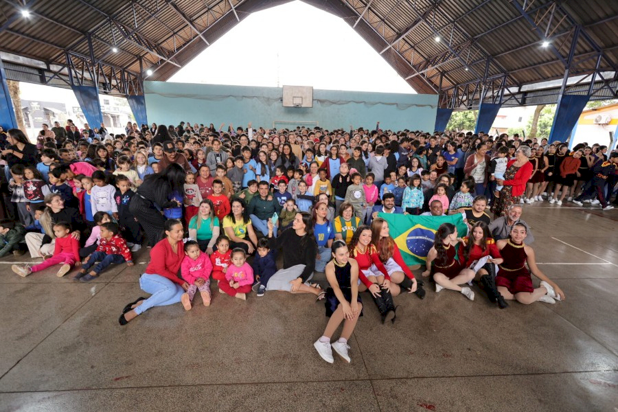 Prefeitura realiza Hora Cívica com fanfarra estudantil e Banda do Exército na Escola Loide