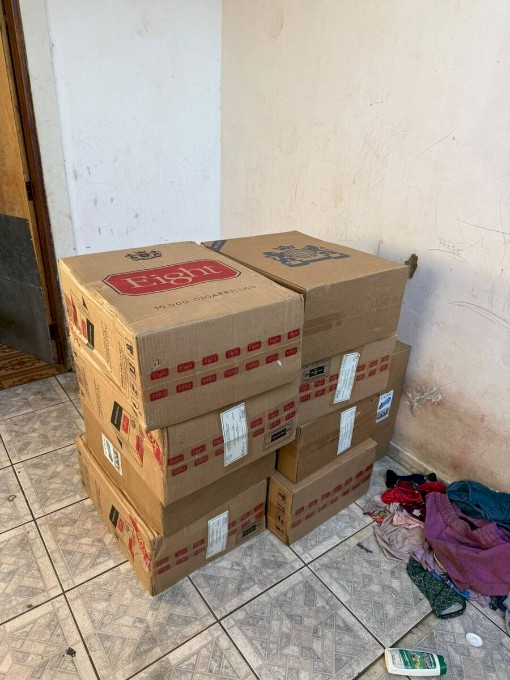Armas, munições e cigarros contrabandeados são apreendidos em conveniências