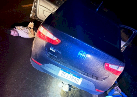 Polícia dispara 18 tiros nos pneus de carro roubado após dupla abastecer e fugir sem pagar a conta