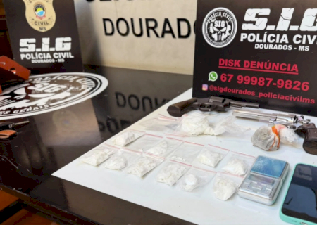 Homem é preso com cocaína e armas e diz que vendia droga porque está sem dinheiro