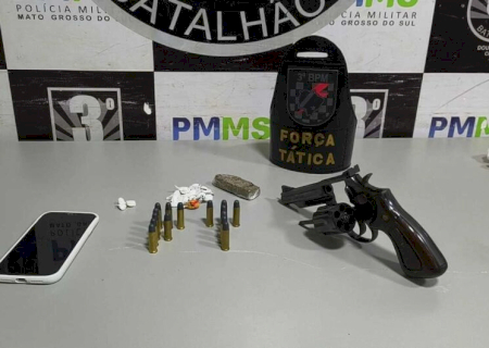 Revólver, 15 munições e cocaína são apreendidos com jovem em Dourados