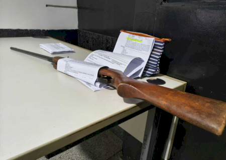 Homem é flagrado com arma e munições na Bororó