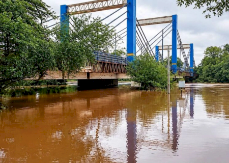 Ponte sobre Rio Dourados sofre fissura e técnicos do DNIT avaliam estrutura