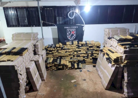 Caminhão com carga de móveis escondia 3,2 toneladas de maconha em MS